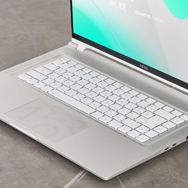 Gigabyte Ноутбук AERO 16.0 UHD+ OLED, Intel i7-13700H, 16GB, F1TB, NVD4070-8, W11, сріблястий AERO_16_BSF-73KZ994SO фото