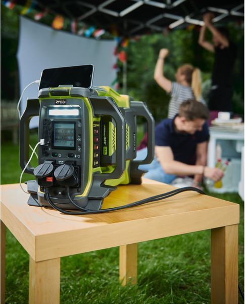 Ryobi Инвертор напряжения аккумуляторный RY36BI1800A-250, MAX POWER 36В, АКБ 2 х 5.0Ач, 1800Вт (3000 Вт пиковая)